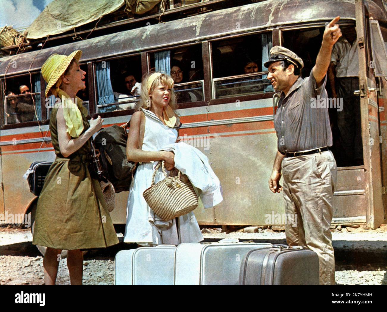 Joan Greenwood, Hayley Mills & Harry Tardios Film: The Moon-Spinners (1964) personaggi: Zia Frances Ferris, Nikky Ferris & Bus driver Director: James Neilson 02 luglio 1964 **AVVERTENZA** questa fotografia è solo per uso editoriale ed è copyright di DISNEY e/o del fotografo assegnato dalla Film o dalla Production Company e può essere riprodotta solo da pubblicazioni in concomitanza con la promozione del film di cui sopra. È richiesto un credito obbligatorio a DISNEY. Il fotografo deve essere accreditato anche quando è noto. Nessun uso commerciale può essere concesso senza autorizzazione scritta da parte della Film Company. Foto Stock