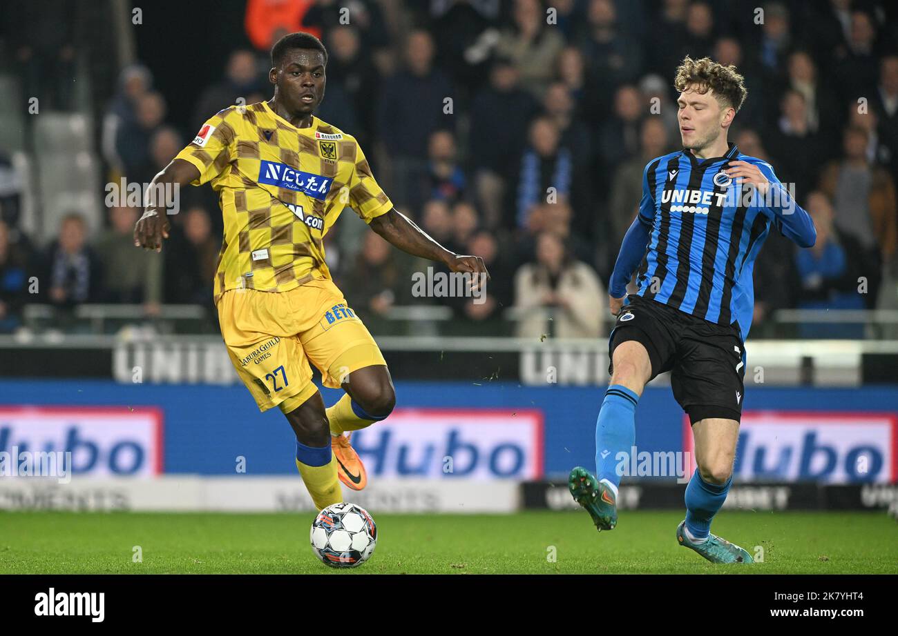 Brugges, Belgio. 19th Ott 2022. Frank Boya (27) della STVV e Andreas Skov Olsen (7) del Club Brugge nella foto di una partita di calcio di prima divisione belga della Jupiler Pro League tra il Club Brugge KV e il Sint-Truidense VV il 13th° giorno della stagione 2022-2023 , mercoledì 19 ottobre 2022 a Brugge , Belgio . PHOTO SPORTPIX | DAVID CATRY Credit: David Catry/Alamy Live News Foto Stock