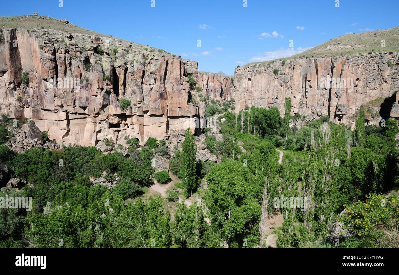 La valle di Ihlara, collegata alla città di Aksaray in Turchia, è un luogo molto popolare. Ci sono chiese rocciose nella valle. Foto Stock