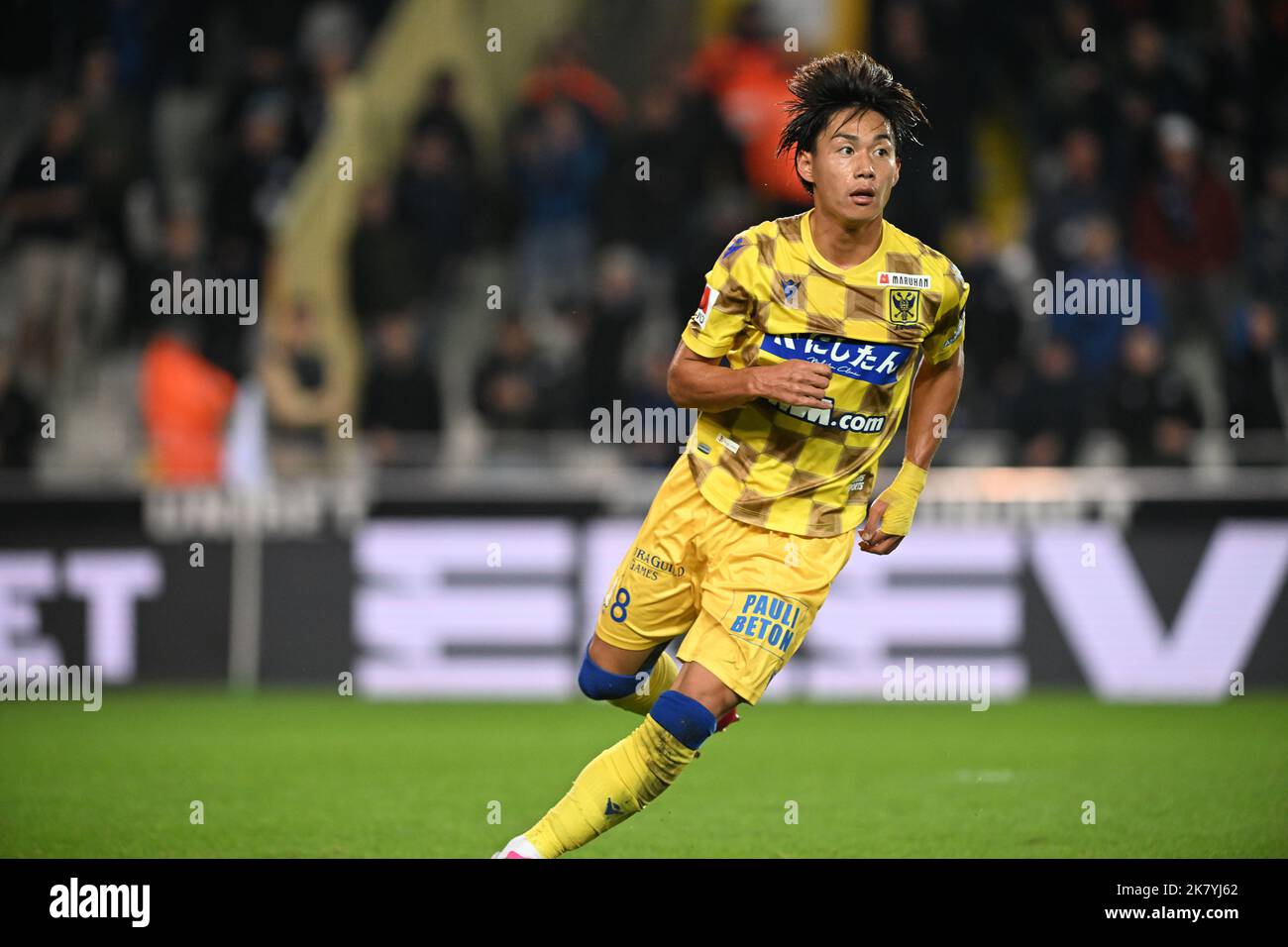 Brugges, Belgio. 19th Ott 2022. Daichi Hayashi (8) di STVV nella foto durante una partita di calcio di prima divisione belga della Jupiler Pro League tra il Club Brugge KV e il Sint-Truidense VV il giorno 13th della stagione 2022-2023 , mercoledì 19 ottobre 2022 a Brugge , Belgio . PHOTO SPORTPIX | DAVID CATRY Credit: David Catry/Alamy Live News Foto Stock