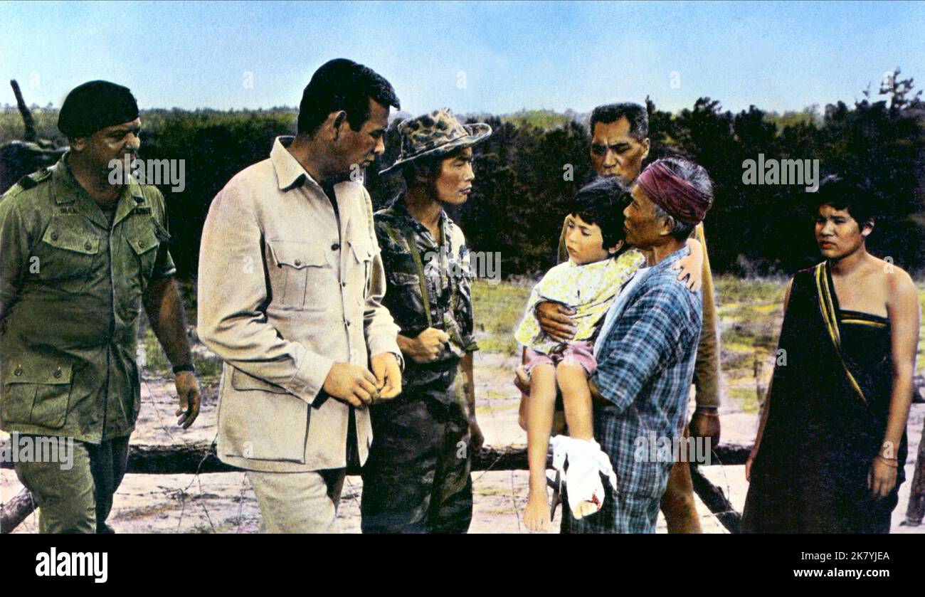 Bruce Cabot, David Janssen & George Takei Film: The Green Berets (1968) personaggi: Col. Morgan, George Beckworth & Captain Nim regista: Ray Kellogg 04 luglio 1968 **AVVERTENZA** questa fotografia è solo per uso editoriale ed è copyright di WARNER SEVEN ARTS e/o del fotografo assegnato dalla Film o dalla Production Company e può essere riprodotta solo da pubblicazioni in concomitanza con la promozione del film di cui sopra. È richiesto un credito obbligatorio a WARNER SEVEN ARTS. Il fotografo deve essere accreditato anche quando è noto. Nessun uso commerciale può essere concesso senza autorizzazione scritta da parte del Fi Foto Stock