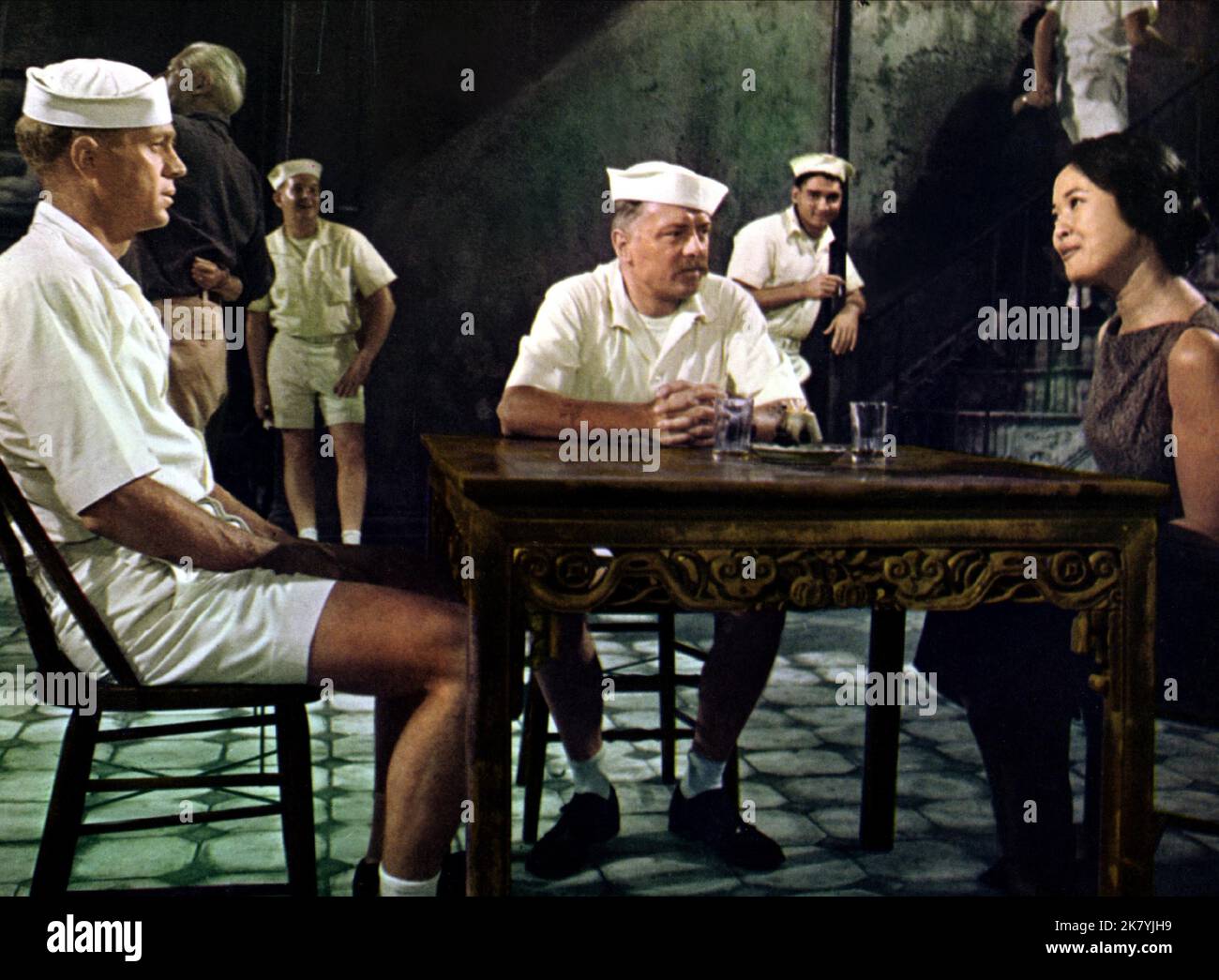 Steve McQueen, Richard Attenborough & Emmanuelle Arsan Film: The Sand Pebbles (1962) personaggi: Jake Holman,Frenchy Burgoyne & Maily (come Marayat Andriane) regista: Robert Wise 20 dicembre 1966 **AVVERTENZA** questa fotografia è solo per uso editoriale ed è copyright di 20th CENTURY FOX e/o del fotografo assegnato dalla Film o dalla Società di produzione e può essere riprodotta solo da pubblicazioni in concomitanza con la promozione del film di cui sopra. È richiesto un credito obbligatorio a 20th CENTURY FOX. Il fotografo deve essere accreditato anche quando è noto. Nessun uso commerciale può essere concesso senza Foto Stock