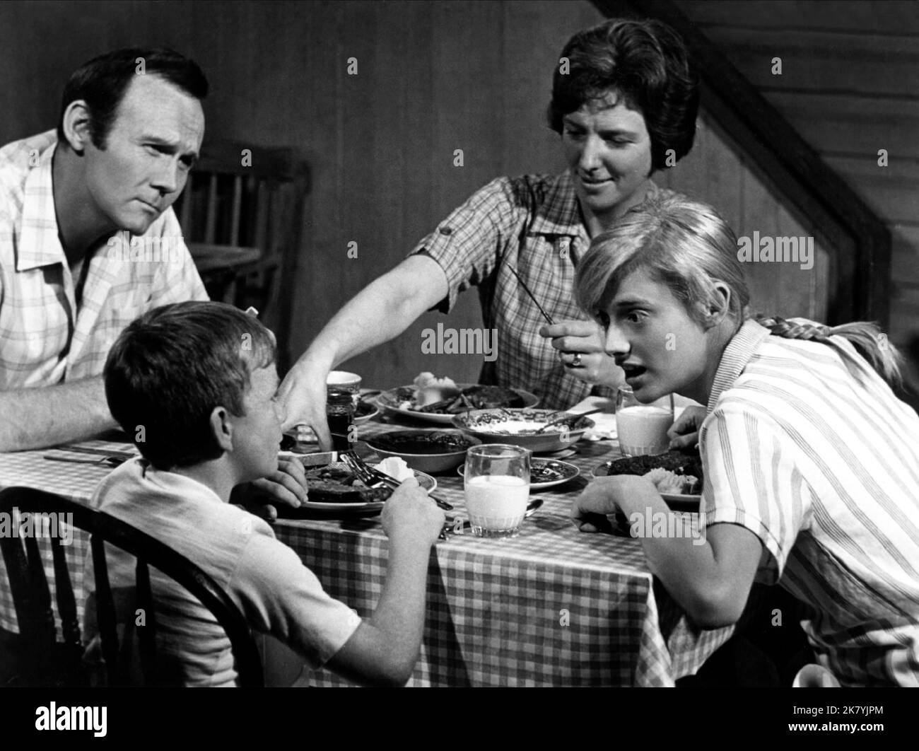 Biff Mcguire, Laurunda Barrett, Jackie Marlowe & Sondra Locke Film: The Heart is A Lonely Hunter (USA 1968) personaggi: MR. Kelly,,Bubber & Mick / Literaturverfilmung (basato sul libro di Carson McCullers) regista: Robert Ellis Miller 31 luglio 1968 **AVVERTENZA** questa fotografia è solo per uso editoriale ed è copyright di WARNER BROS.SEVEN ARTS e/o del fotografo assegnato dalla Film o Production Company e può essere riprodotta solo da pubblicazioni in concomitanza con la promozione del film di cui sopra. È richiesto un credito obbligatorio a WARNER BROS.SEVEN ARTS. Il fotografo dovrebbe Foto Stock