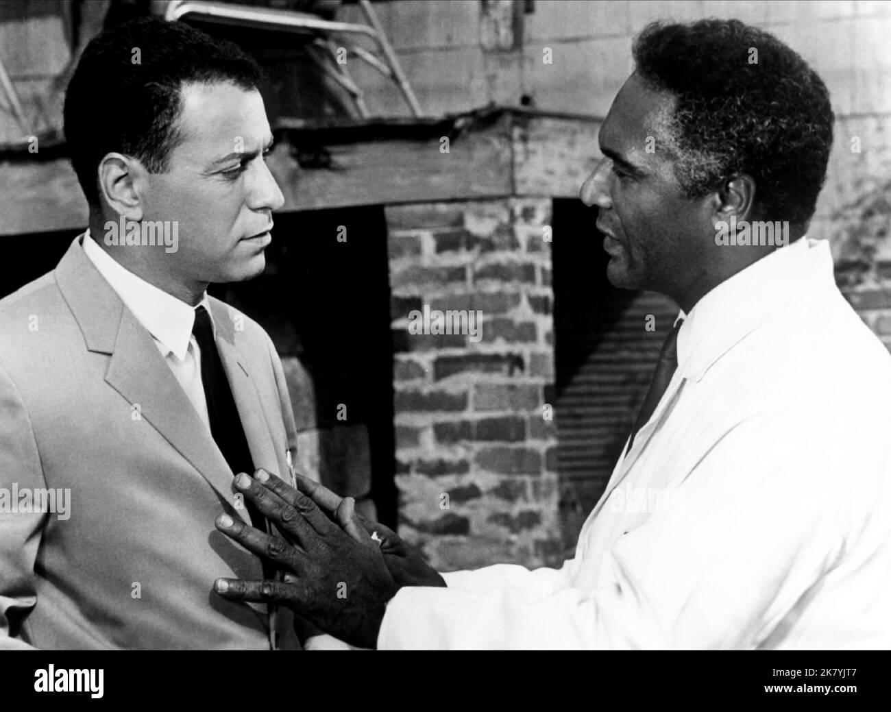 Alan Arkin & Percy Rodrigues Film: The Heart is A Lonely Hunter (USA 1968) personaggi: John Singer & Doctor Copeland / Literaturverfilmung (basato sul libro di Carson Mccullers) regista: Robert Ellis Miller 31 luglio 1968 **AVVERTENZA** questa fotografia è solo per uso editoriale ed è copyright di WARNER BROS.SEVEN ARTS e/o del fotografo assegnato dalla Film o Production Company e può essere riprodotta solo da pubblicazioni in concomitanza con la promozione del film di cui sopra. È richiesto un credito obbligatorio a WARNER BROS.SEVEN ARTS. Il fotografo deve essere accreditato anche quando è noto Foto Stock