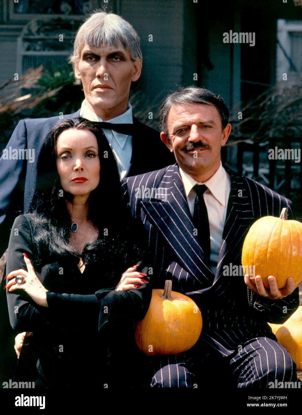 Carolyn Jones, Ted Cassidy & John Astin Television: The Addams Family (serie TV) Characters: Morticia Frump Addams, Lurch & Gomez Addams USA 1964-1966, 18 settembre 1964 **WARNING** questa fotografia è solo per uso editoriale ed è copyright della ABC e/o del fotografo assegnato dalla Film o Production Company e può essere riprodotta solo da pubblicazioni in concomitanza con la promozione del film sopra citato. È richiesto un credito obbligatorio ad ABC. Il fotografo deve essere accreditato anche se conosciuto. Nessun uso commerciale può essere concesso senza l'autorizzazione scritta di The Film Company. Foto Stock