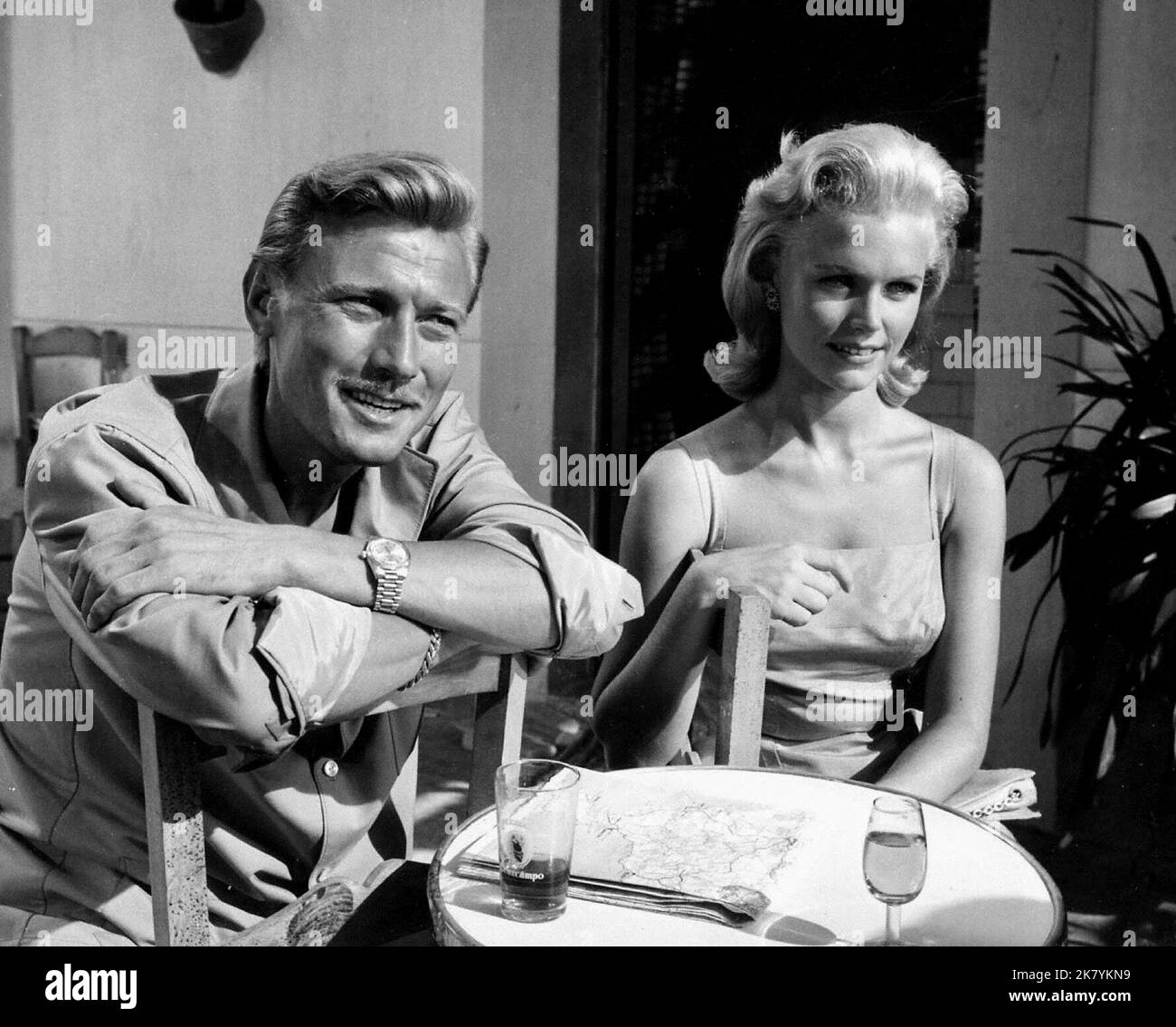 Laurence Harvey & Lee Remick Film The Running Man (1963) personaggi: Rex Black & Stella Black regista: Carol Reed 13 settembre 1963 **ATTENZIONE** questa fotografia è ad uso esclusivamente editoriale ed è copyright della COLUMBIA e/o del fotografo assegnato dalla Film o Production Company e può essere riprodotta solo da pubblicazioni in concomitanza con la promozione del suddetto Film. È richiesto un credito obbligatorio a COLUMBIA. Il fotografo deve essere accreditato anche se conosciuto. Nessun uso commerciale può essere concesso senza l'autorizzazione scritta di The Film Company. Foto Stock