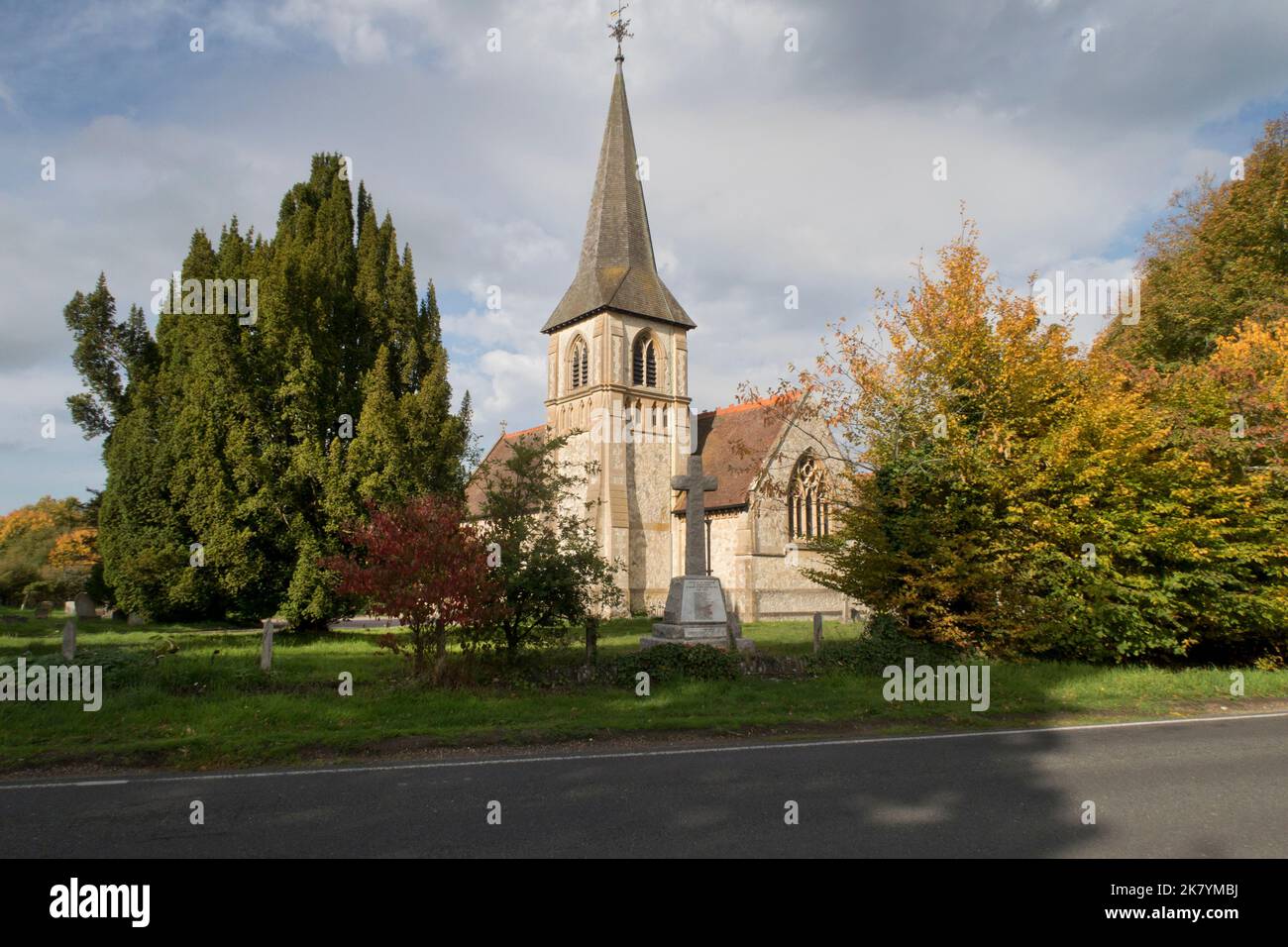 Chiesa di San Giovanni Battista in autunno, Greatham, nr Petersfield, Hampshire, Inghilterra Foto Stock