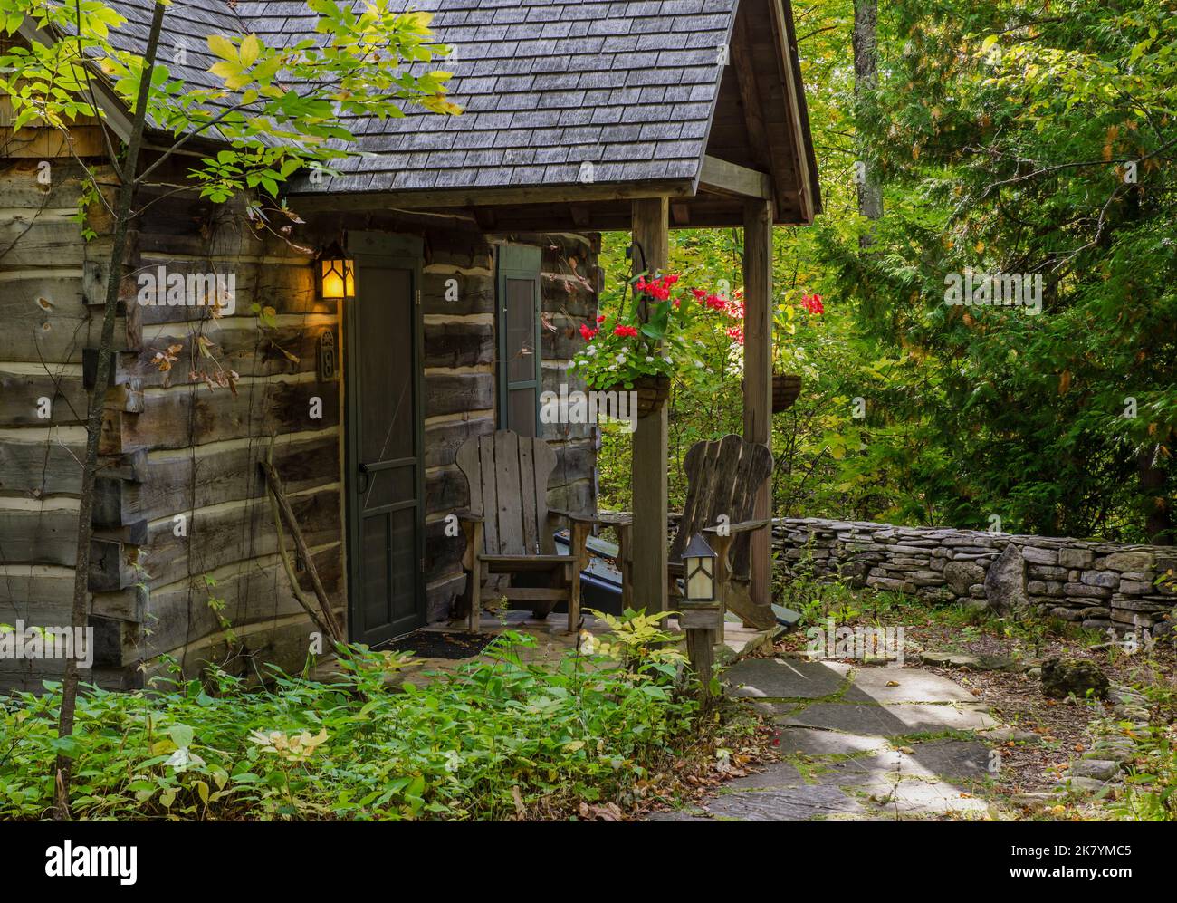 L'ingresso a una delle camere del West Dorm presso il Clearing di Ellison Bay, Door County, Wisconsin, è circondato dai primi segni dell'autunno. Foto Stock