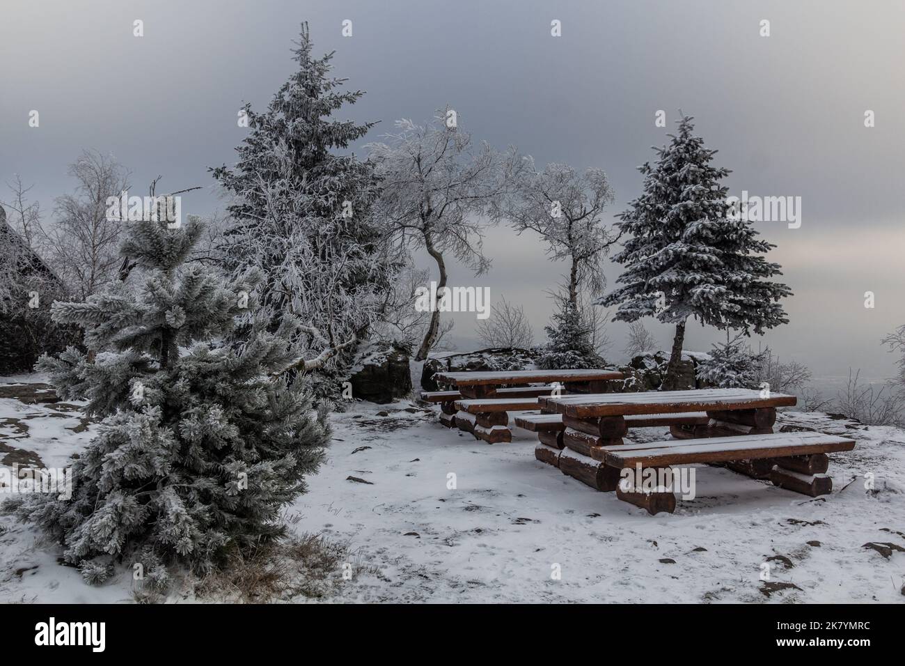 Vista invernale di un luogo di riposo sul monte Decinsky Sneznik, Repubblica Ceca Foto Stock