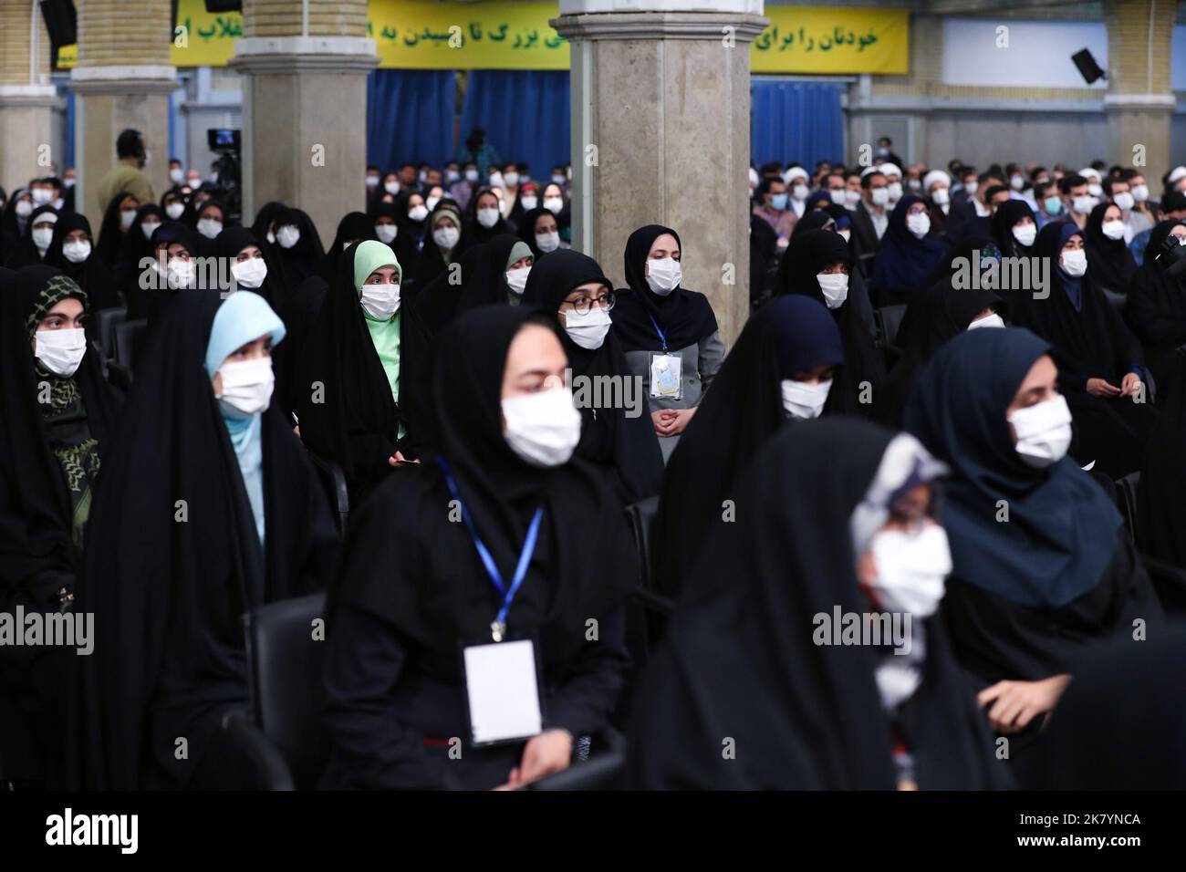 Teheran, Teheran, Iran. 19th Ott 2022. Una foto dell'handout resa disponibile dall'ufficio del leader supremo iraniano mostra le studentesse d'élite che ascoltano il leader supremo iraniano Ayatollah Ali Khamenei durante il suo incontro. ''le università sono un pilastro chiave per il progresso del paese, '' Khamenei ha detto, e ''uno dei più grandi ostacoli che ostacolano il dominio delle potenze arroganti. (Credit Image: © Iranian Supreme leader'S Office via ZUMA Press Wire) Credit: ZUMA Press, Inc./Alamy Live News Foto Stock