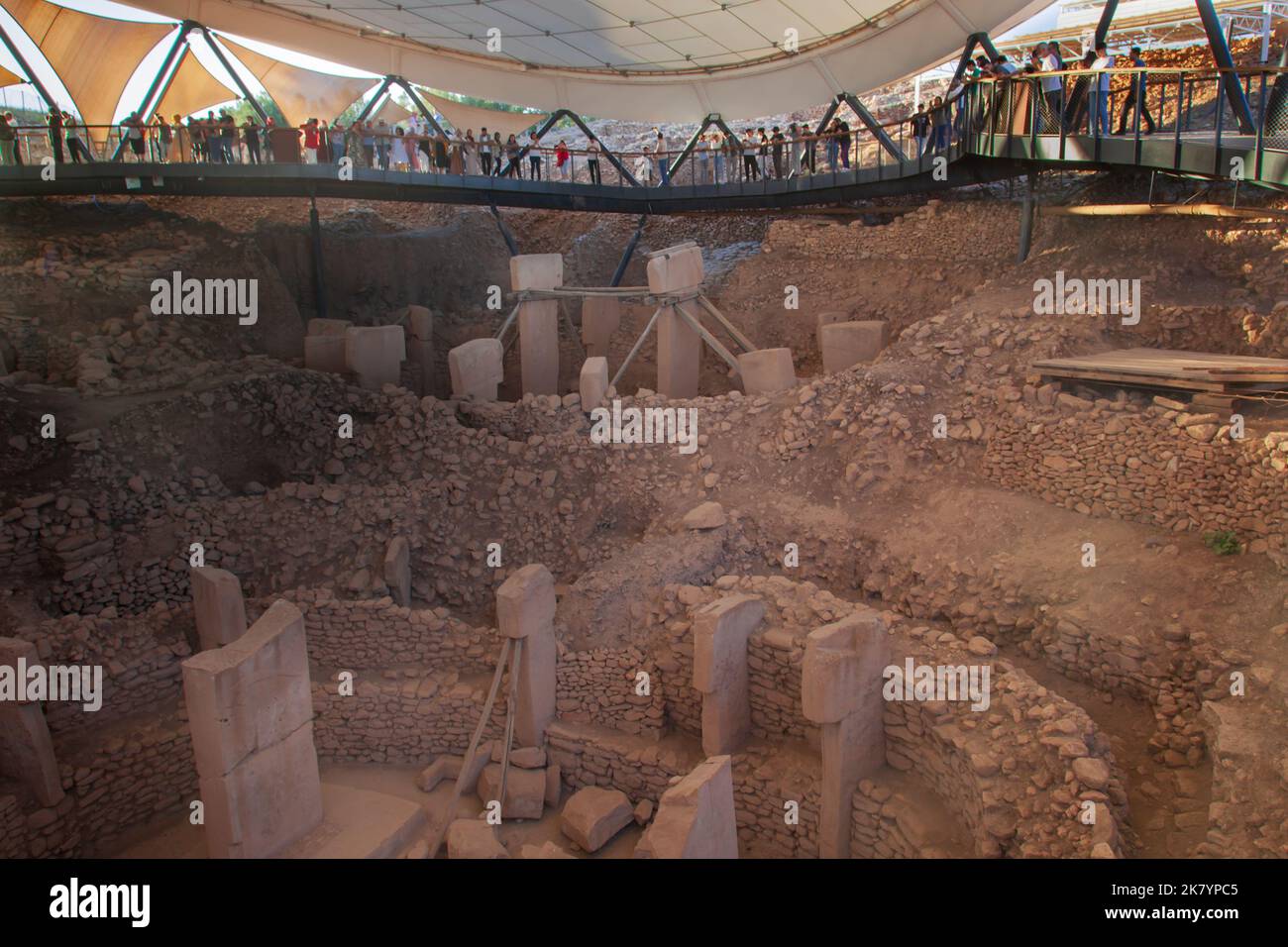 Gobeklitepe, Sanliurfa, Turchia-Ottobre, 2022: La gente visita le rovine di Göbeklitepe. Göbeklitepe è il primo e più grande tempio della storia. Gobeklitepe Foto Stock