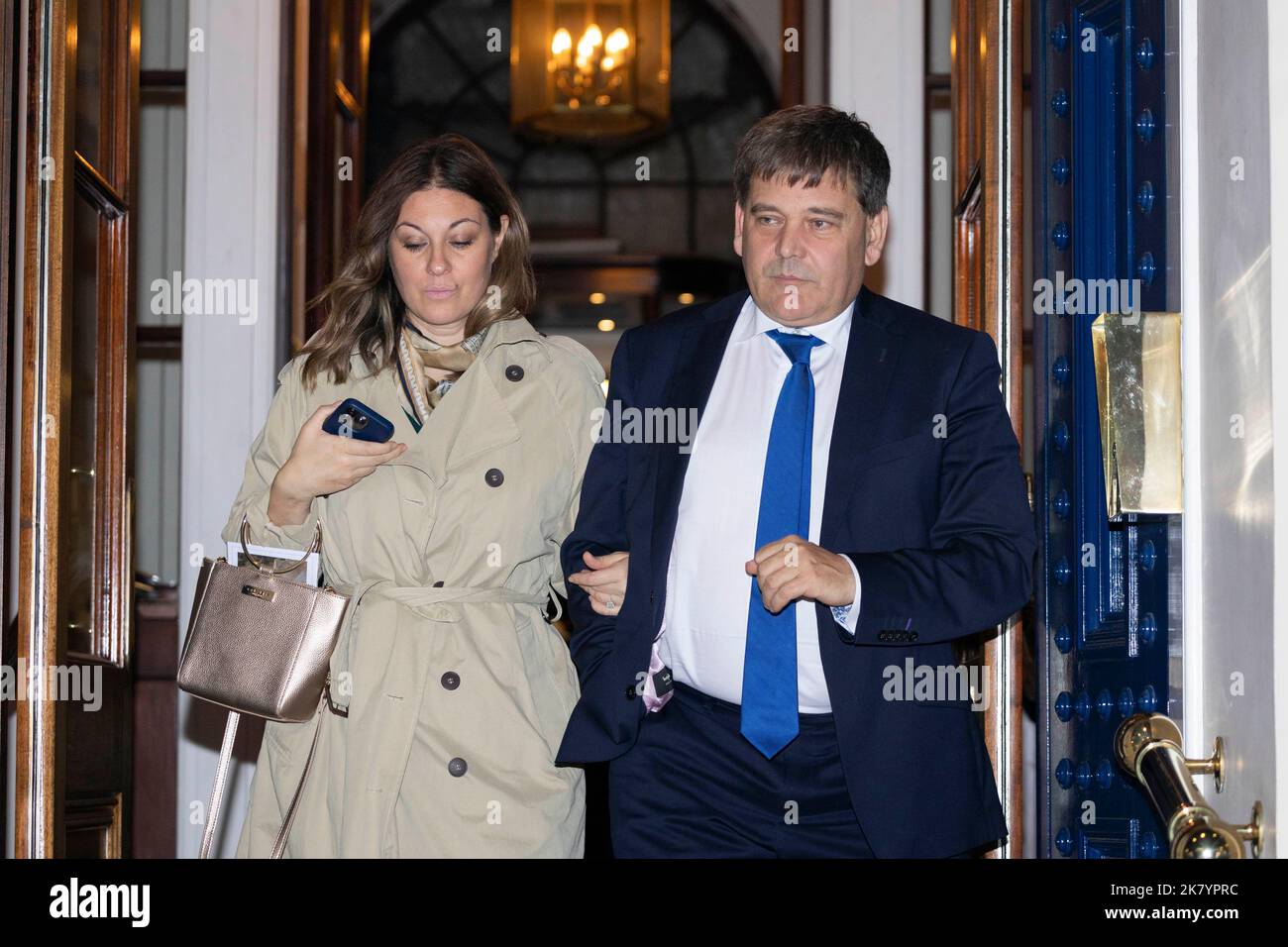 Andrew Bridgen lascia il Carlton Club di Londra, in seguito alle dimissioni di Suella Braverman come segretario di casa. Data immagine: Mercoledì 19 ottobre 2022. Foto Stock