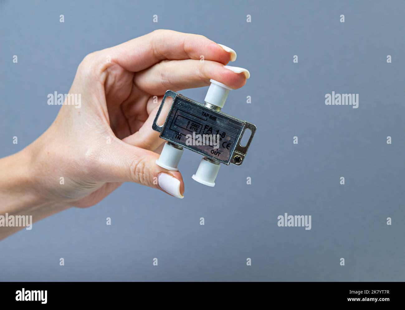 Adattatore o hub USB di tipo C con vari accessori: Penddrive, hdmi, ethernet, scheda di memoria, cavi. Mani che trattengono vari cavi convertitori per comput Foto Stock