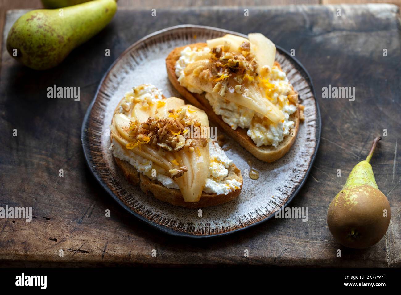 Toast con ricotta, pere, noci e miele Foto Stock