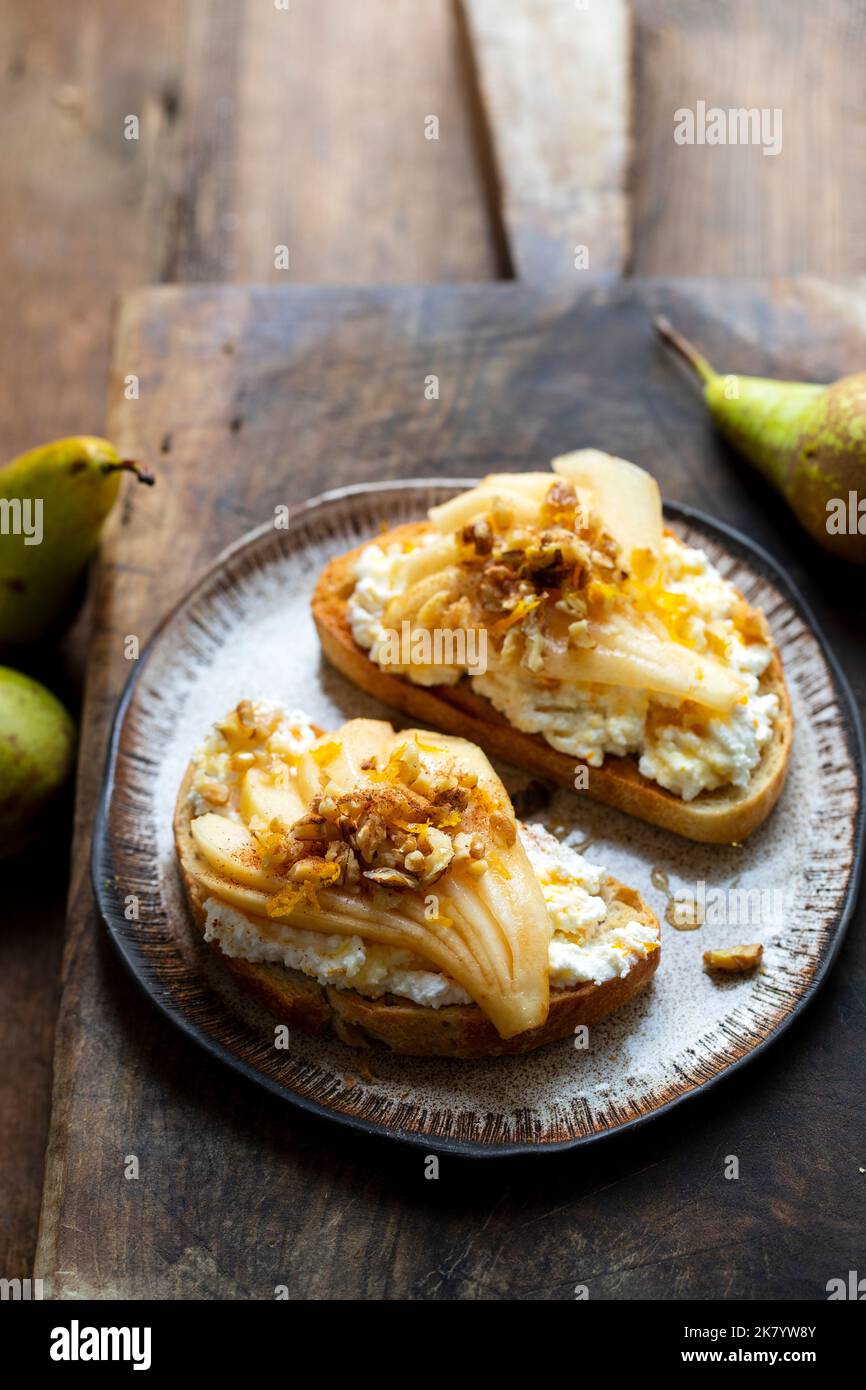 Toast con ricotta, pere, noci e miele Foto Stock