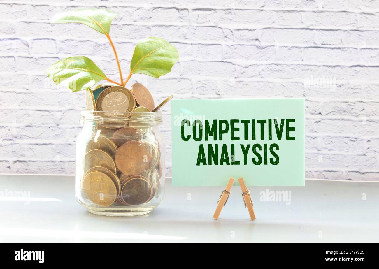 Notebook con strumenti e note con testo ANALISI CONCORRENTE Foto Stock