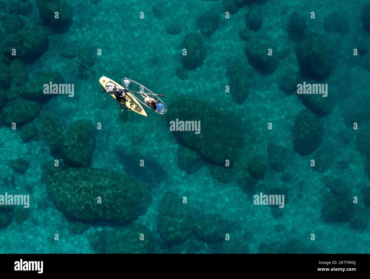 Carson City, Nevada, Stati Uniti. 15th Ott 2022. Due kayakers galleggiano sulle limpide acque blu del lago Tahoe nelle montagne della Sierra Nevada della California. (Credit Image: © Marty Bicek/ZUMA Press Wire) Foto Stock