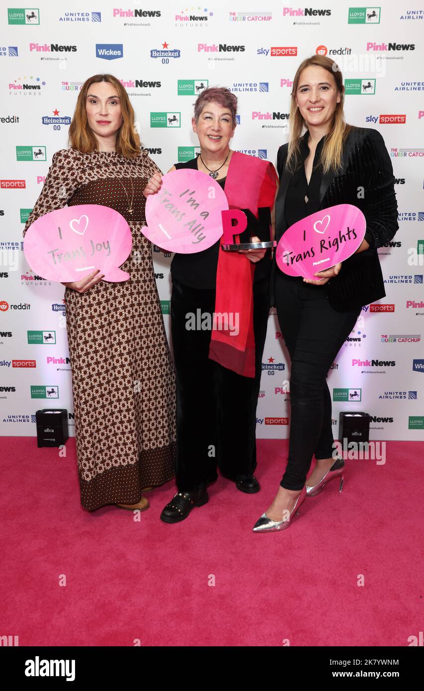 (Sinistra-destra) Juno Dawson, Joanne Harris e Hannah Graf hanno partecipato ai PinkNews Awards alla Church House Westminster, Londra. Data immagine: Mercoledì 19 ottobre 2022. Foto Stock