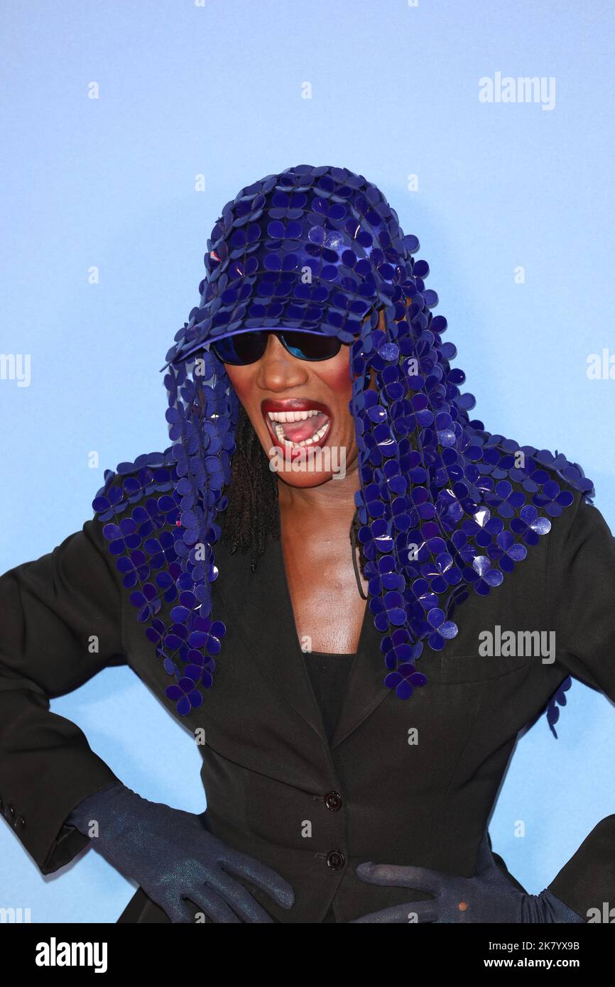 Grace Jones partecipa alla premiere del film 'Glass Onion: A Knives out Mystery' durante il gala del 66th del BFI London Film Festival. Foto Stock