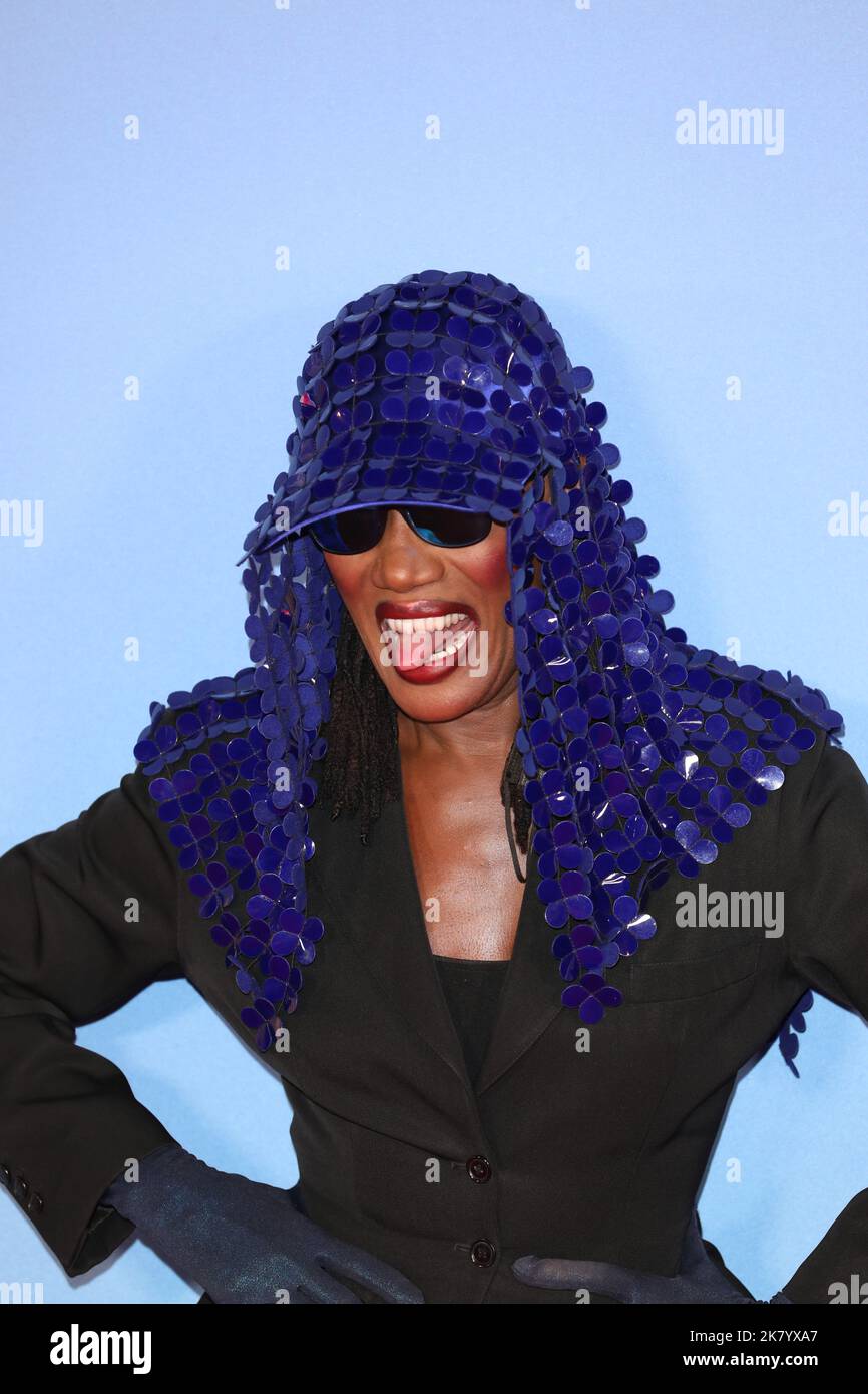 Grace Jones partecipa alla premiere del film 'Glass Onion: A Knives out Mystery' durante il gala del 66th del BFI London Film Festival. Foto Stock