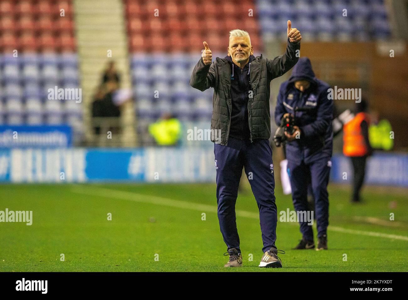 Leo Percovich custode manager di Middlesborough gestes to the Middlesbrough fan's durante la partita Sky Bet Championship Wigan Athletic vs Middlesbrough al DW Stadium, Wigan, Regno Unito, 19th ottobre 2022 (Photo by Phil Bryan/News Images) in, il 10/19/2022. (Foto di Phil Bryan/News Images/Sipa USA) Credit: Sipa USA/Alamy Live News Foto Stock