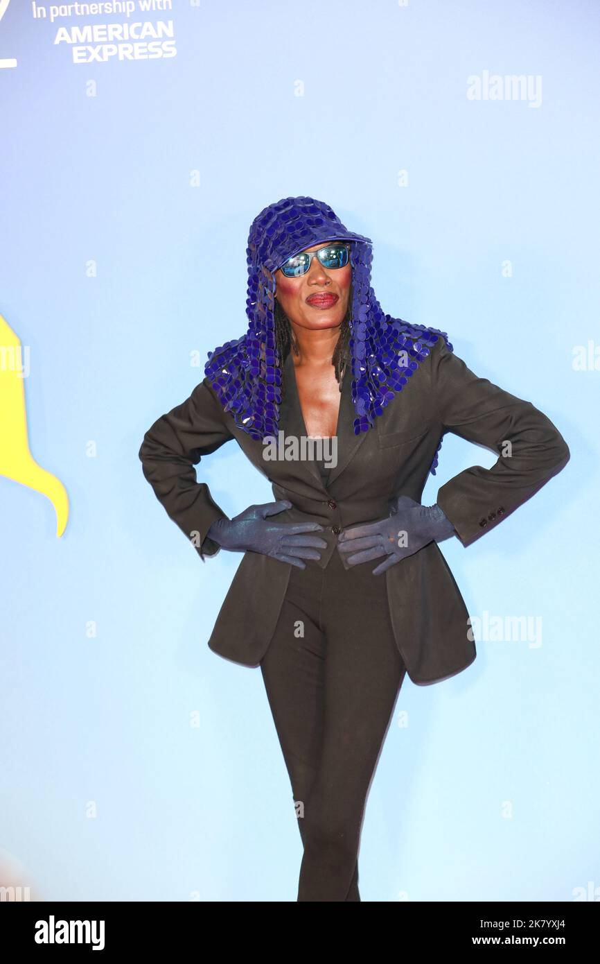 Grace Jones partecipa alla premiere del film 'Glass Onion: A Knives out Mystery' durante il gala del 66th del BFI London Film Festival. Foto Stock