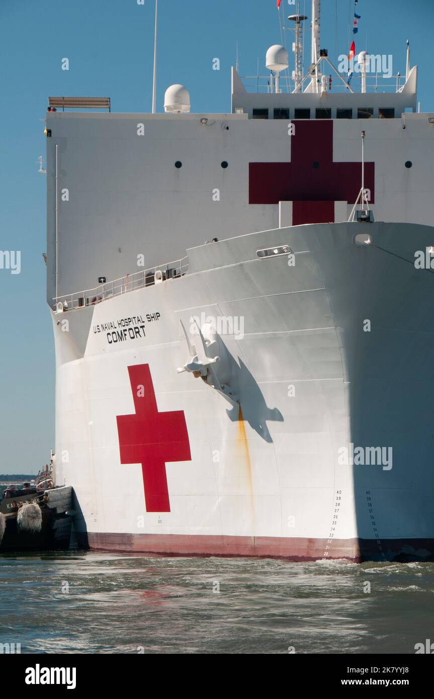 Il COMFORT USNS parte dalla stazione navale di Norfolk, Virginia Foto Stock