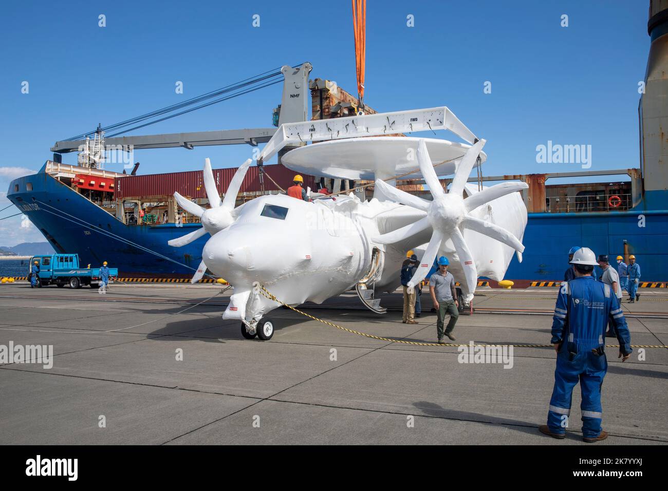 Una e-2D Advanced Hawkeye da consegnare alla Japan Air Self-Defense Force viene scaricata sulla Marine Corps Air Station Iwakuni, Giappone, porto, 18 ottobre 2022. MCA Iwakuni è in una posizione unica per supportare il trasporto dinamico di vari beni militari tra mare e riva attraverso l'uso del suo porto e campo aereo co-localizzati. (STATI UNITI Corpo marino foto di Lance CPL. David Getz) Foto Stock