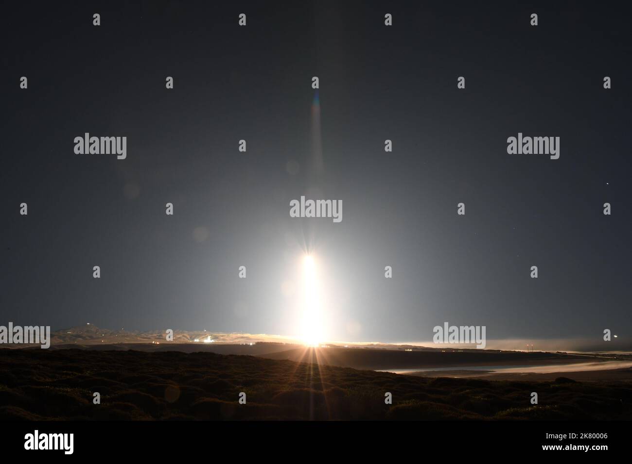 La missione SpaceX Starlink 4-4 viene lanciata con successo dalla Vandenberg Space Force base Calif., 18 dicembre 2021 alle 4:41:00 La missione è stata lanciata dallo Space Launch Complex 4 su un razzo Falcon 9 e aggiungerà 52 satelliti alla costellazione di satelliti Starlink. (STATI UNITI Foto forza spaziale di Senior Airman Daniel Sanchez) Foto Stock