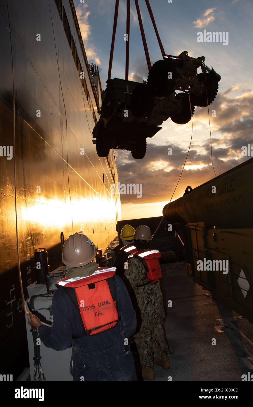 221005-N-DK042-1284 PORTO DI KUSHIRO, Giappone (5 ottobre 2022) marinai di Amphibious Construction Battalion (ACB) 1 e Navy Cargo Handling Battalion (NCHB) 1, come parte dell'elemento di supporto della Marina a sostegno dell'operazione Resolute Dragon 22, Abbassare un veicolo tattico medio Sostituzione con le linee sul ponte di una nave da carico migliorata Navy Lighterage System (INLS) durante le operazioni di gru mentre ormeggiato a USNS Dahl (T-AKR 312) a Kushiro Port, Giappone, 5 ottobre 2022. USS Benfold (DDG 65), USNS Dahl (T-AKR 312) e USNS Sacagawea (T-AKE 2) partecipano all'integrazione bilaterale congiunta con la III Marine Expe Foto Stock