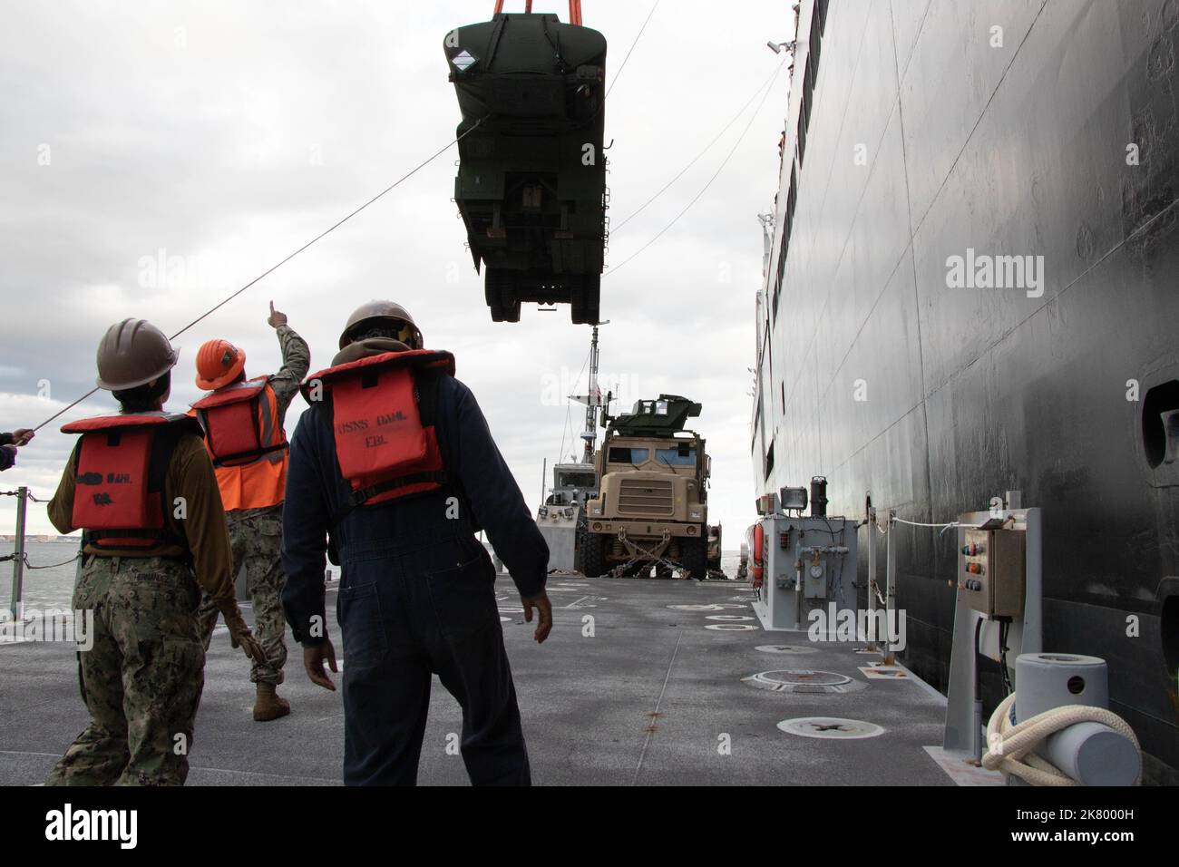 221005-N-DK042-1217 PORTO DI KUSHIRO, Giappone (5 ottobre 2022) marinai di Amphibious Construction Battalion (ACB) 1 e Navy Cargo Handling Battalion (NCHB) 1, come parte dell'elemento di supporto della Marina a sostegno dell'operazione Resolute Dragon 22, Abbassare un rimorchio da carico con le linee sul ponte di un'imbarcazione Improved Navy Lighterage System (INLS) durante le operazioni di gru mentre è ormeggiata a USNS Dahl (T-AKR 312) nel porto di Kushiro, Giappone, 5 ottobre 2022. USS Benfold (DDG 65), USNS Dahl (T-AKR 312) e USNS Sacagawea (T-AKE 2) partecipano all'integrazione bilaterale congiunta con la III forza di spedizione marina (III M Foto Stock