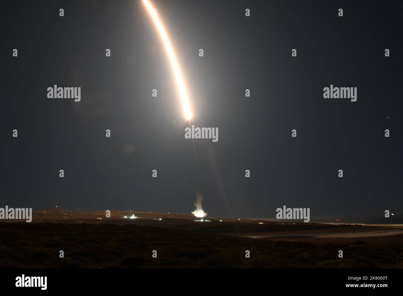 La missione SpaceX Starlink 4-4 viene lanciata con successo dalla Vandenberg Space Force base Calif., 18 dicembre 2021 alle 4:41:00 La missione è stata lanciata dallo Space Launch Complex 4 su un razzo Falcon 9 e aggiungerà 52 satelliti alla costellazione di satelliti Starlink. (STATI UNITI Foto forza spaziale di Senior Airman Daniel Sanchez) Foto Stock