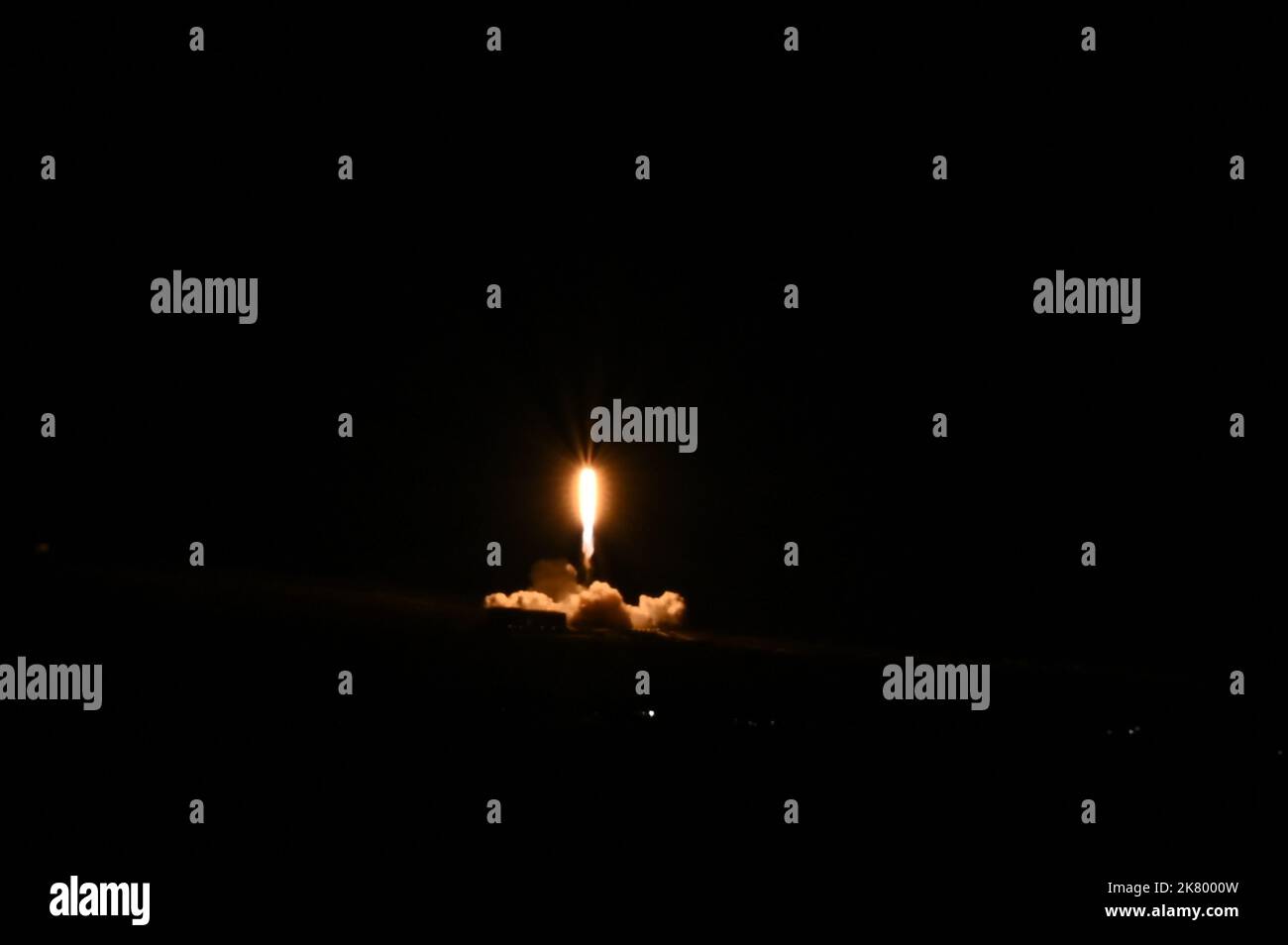 La missione SpaceX Starlink 4-4 viene lanciata con successo dalla Vandenberg Space Force base Calif., 18 dicembre 2021 alle 4:41:00 La missione è stata lanciata dallo Space Launch Complex 4 su un razzo Falcon 9 e aggiungerà 52 satelliti alla costellazione di satelliti Starlink. (STATI UNITI Foto forza spaziale di Senior Airman Daniel Sanchez) Foto Stock