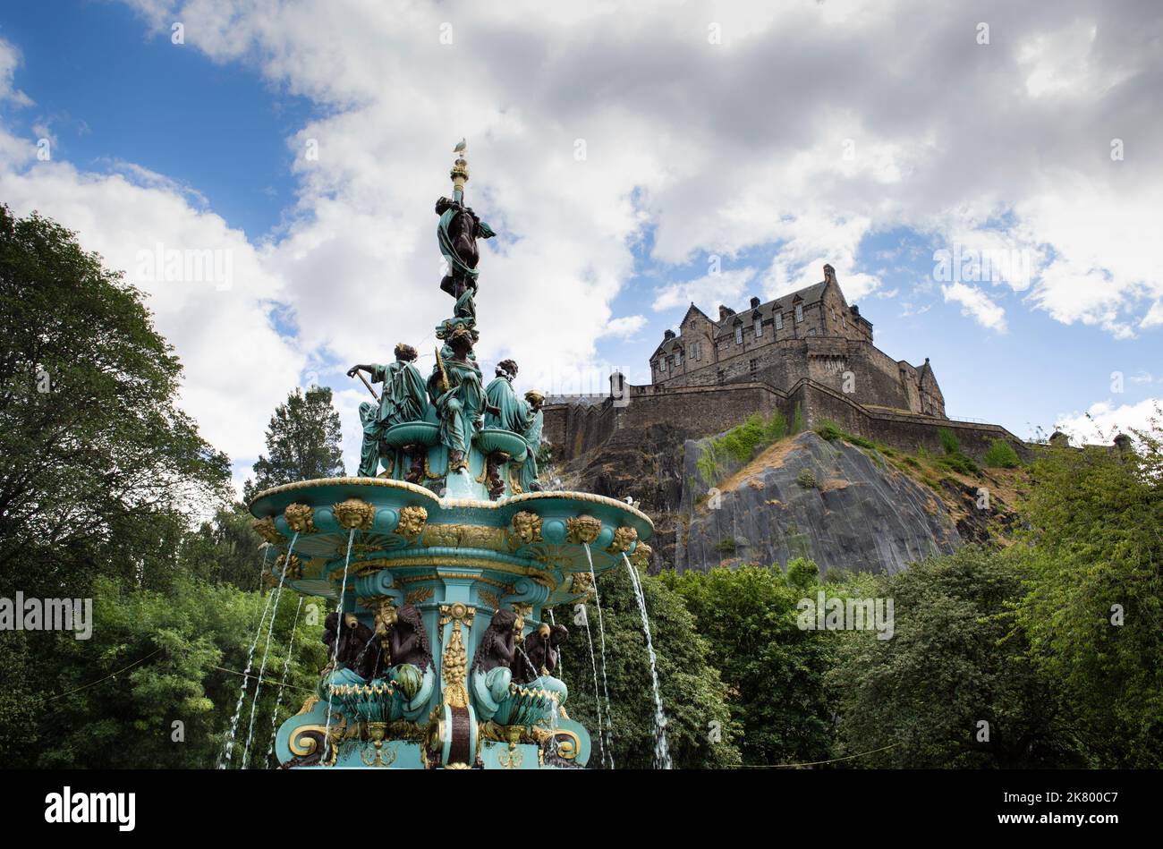 Fontana Ross in ghisa e Castello di Edimburgo Foto Stock