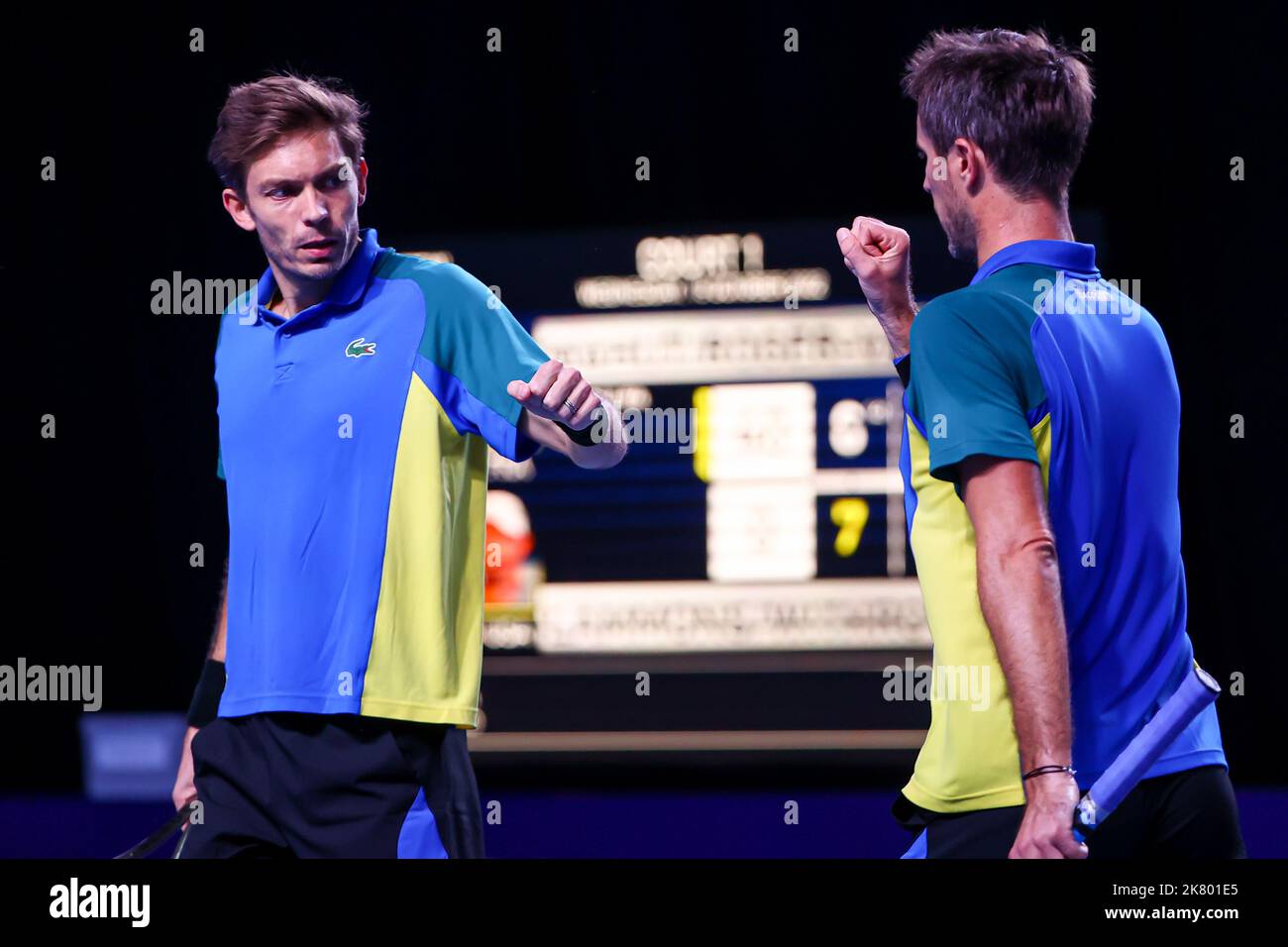 Anversa, Belgio. 19th Ott 2022. Il francese Nicolas Mahut e il francese Edouard Roger-Vasselin hanno raffigurato durante la partita maschile di primo turno tra la coppia francese Mahut - Roger-Vasselin e la coppia americana Lamponi - Withrow, al torneo europeo Open Tennis ATP, ad Anversa, mercoledì 19 ottobre 2022. BELGA PHOTO DAVID PINTENS Credit: Belga News Agency/Alamy Live News Foto Stock