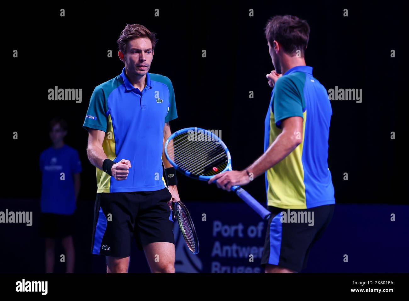 Anversa, Belgio. 19th Ott 2022. Il francese Nicolas Mahut e il francese Edouard Roger-Vasselin hanno raffigurato durante la partita maschile di primo turno tra la coppia francese Mahut - Roger-Vasselin e la coppia americana Lamponi - Withrow, al torneo europeo Open Tennis ATP, ad Anversa, mercoledì 19 ottobre 2022. BELGA PHOTO DAVID PINTENS Credit: Belga News Agency/Alamy Live News Foto Stock