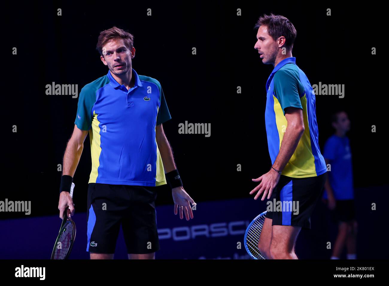 Anversa, Belgio. 19th Ott 2022. Il francese Nicolas Mahut e il francese Edouard Roger-Vasselin hanno raffigurato durante la partita maschile di primo turno tra la coppia francese Mahut - Roger-Vasselin e la coppia americana Lamponi - Withrow, al torneo europeo Open Tennis ATP, ad Anversa, mercoledì 19 ottobre 2022. BELGA PHOTO DAVID PINTENS Credit: Belga News Agency/Alamy Live News Foto Stock
