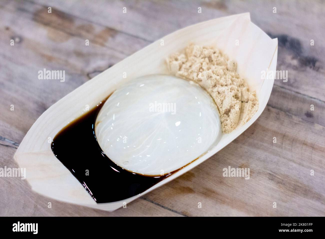 Torta Raindrop servita con sciroppo di cocco e latte in polvere dolce a Quezon City, Filippine Foto Stock