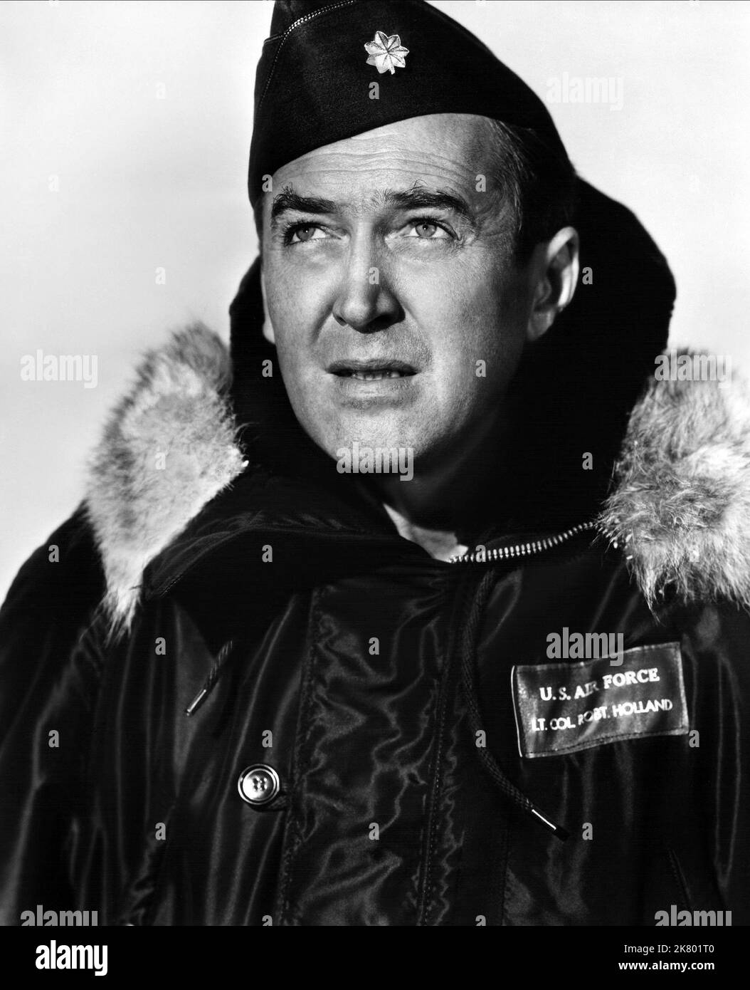 James Stewart Film Strategic Air Command (1955) personaggi: Tenente colonnello Robert 'Dutch' Holland Direttore: Anthony Mann 25 marzo 1955 **WARNING** questa fotografia è ad uso esclusivamente editoriale ed è copyright della PARAMOUNT e/o del fotografo assegnato dalla Film o Production Company e può essere riprodotta solo da pubblicazioni in concomitanza con la promozione del suddetto Film. È richiesto un credito obbligatorio per LA PRIORITÀ. Il fotografo deve essere accreditato anche se conosciuto. Nessun uso commerciale può essere concesso senza l'autorizzazione scritta di The Film Company. Foto Stock