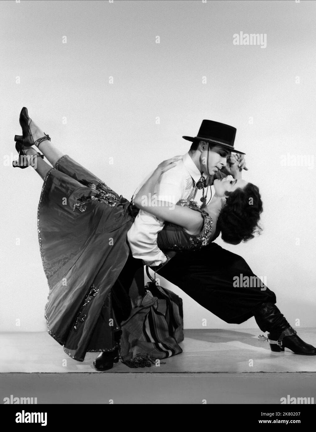 Anthony Dexter & Patricia Medina Film Valentino (1951) personaggi: Rodolfo Valentino, Lila Reyes regista: Lewis Allen 10 marzo 1951 **ATTENZIONE** questa fotografia è ad uso esclusivamente editoriale ed è copyright della MGM e/o del fotografo assegnato dalla Film o Production Company e può essere riprodotta solo da pubblicazioni in concomitanza con la promozione del suddetto Film. È richiesto un credito obbligatorio a MGM. Il fotografo deve essere accreditato anche se conosciuto. Nessun uso commerciale può essere concesso senza l'autorizzazione scritta di The Film Company. Foto Stock