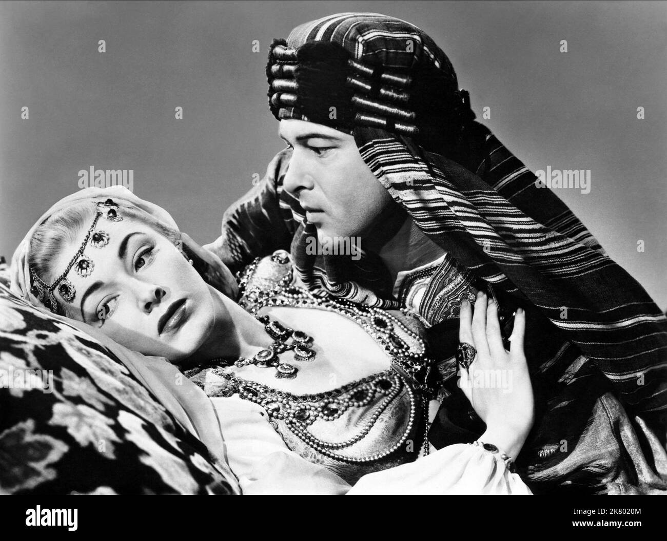 Eleanor Parker & Anthony Dexter Film Valentino (1959) personaggi: Joan Carlisle / Sarah Gray, Rudolph Valentino regista: Lewis Allen 10 marzo 1951 **ATTENZIONE** questa fotografia è ad uso esclusivamente editoriale ed è copyright della MGM e/o del fotografo assegnato dalla Film o Production Company e può essere riprodotta solo da pubblicazioni in concomitanza con la promozione del suddetto Film. È richiesto un credito obbligatorio a MGM. Il fotografo deve essere accreditato anche se conosciuto. Nessun uso commerciale può essere concesso senza l'autorizzazione scritta di The Film Company. Foto Stock