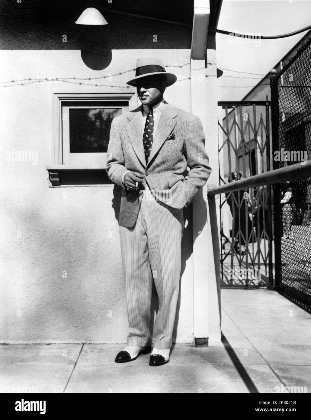 Anthony Dexter Film Valentino (1951) personaggi: Rodolfo Valentino regista: Lewis Allen 10 marzo 1951 **ATTENZIONE** questa fotografia è ad uso esclusivamente editoriale ed è copyright della MGM e/o del fotografo assegnato dalla Film o Production Company e può essere riprodotta solo da pubblicazioni in concomitanza con la promozione del suddetto Film. È richiesto un credito obbligatorio a MGM. Il fotografo deve essere accreditato anche se conosciuto. Nessun uso commerciale può essere concesso senza l'autorizzazione scritta di The Film Company. Foto Stock