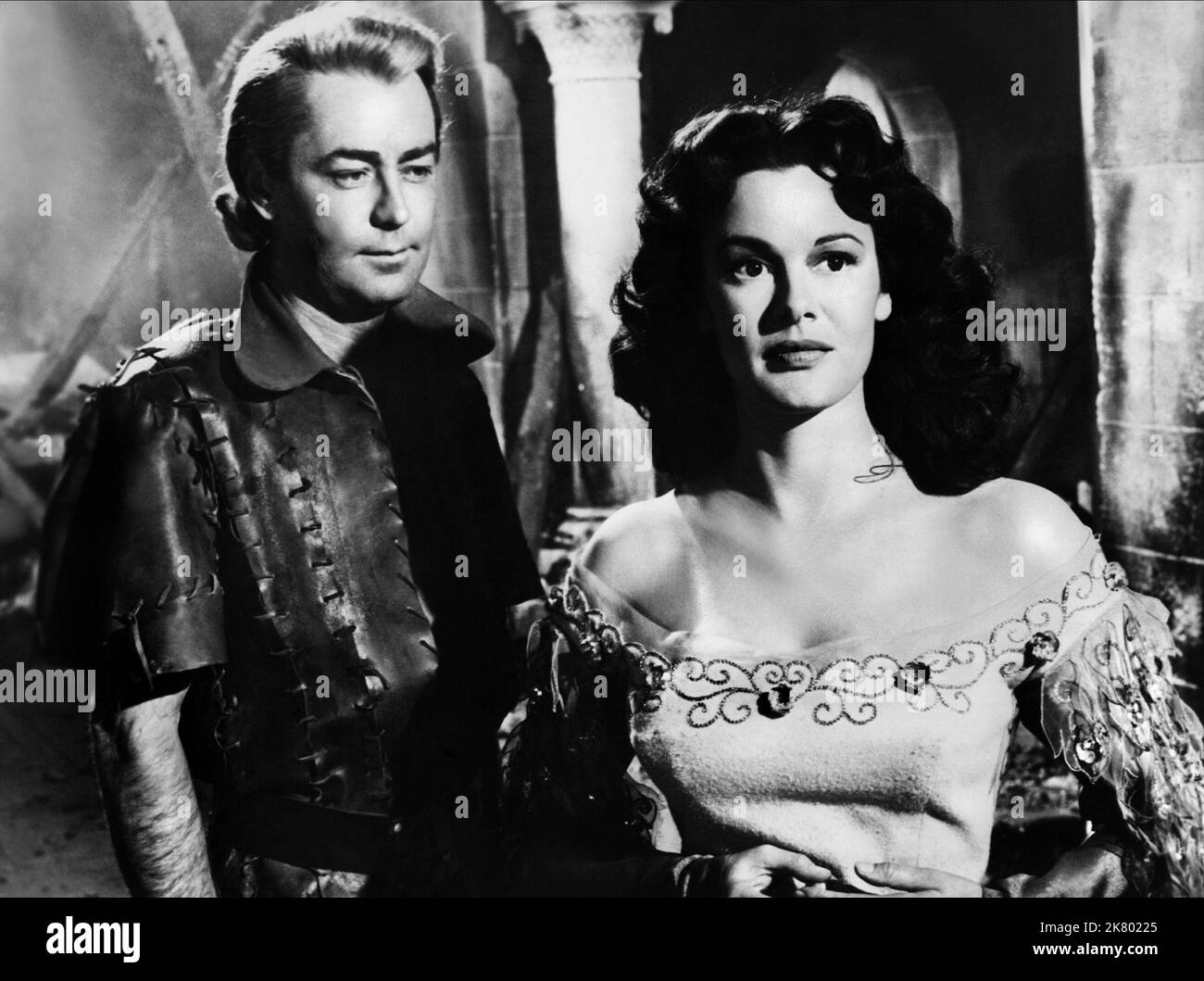 Alan Ladd & Patricia Medina Film The Black Knight (Regno Unito 1954) regista: Tay Garnett 26 agosto 1954 **ATTENZIONE** questa fotografia è solo per uso editoriale ed è copyright di COLUMBIA PICTURES e/o del fotografo assegnato dalla Film o Production Company e può essere riprodotta solo da pubblicazioni in concomitanza con la promozione del suddetto Film. È richiesto un credito obbligatorio per LE FOTO DELLA COLUMBIA. Il fotografo deve essere accreditato anche se conosciuto. Nessun uso commerciale può essere concesso senza l'autorizzazione scritta di The Film Company. Foto Stock