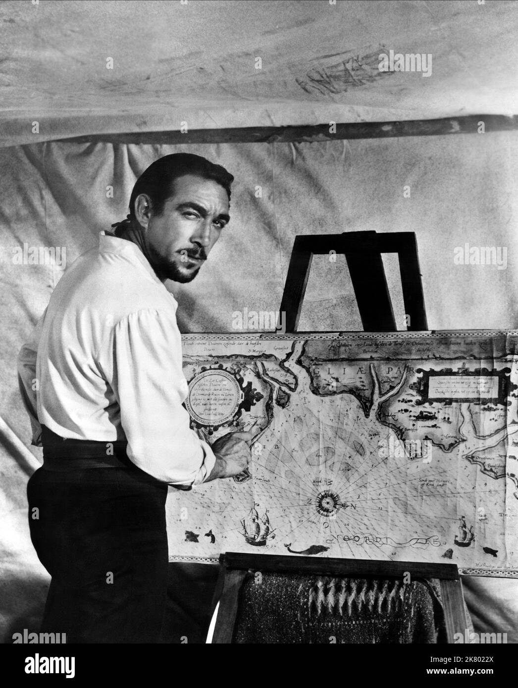 Anthony Quinn Film Seven Cities of Gold (1950) personaggi: Capt. Gaspar de Portola regista: Robert D. Webb 08 settembre 1955 **ATTENZIONE** questa fotografia è ad uso esclusivamente editoriale ed è copyright della TWENTIETH CENTURY FOX e/o del fotografo assegnato dalla Film or Production Company e può essere riprodotta solo da pubblicazioni in concomitanza con la promozione del suddetto Film. È richiesto un credito obbligatorio a TWENTIETH CENTURY FOX. Il fotografo deve essere accreditato anche se conosciuto. Nessun uso commerciale può essere concesso senza l'autorizzazione scritta di The Film Company. Foto Stock