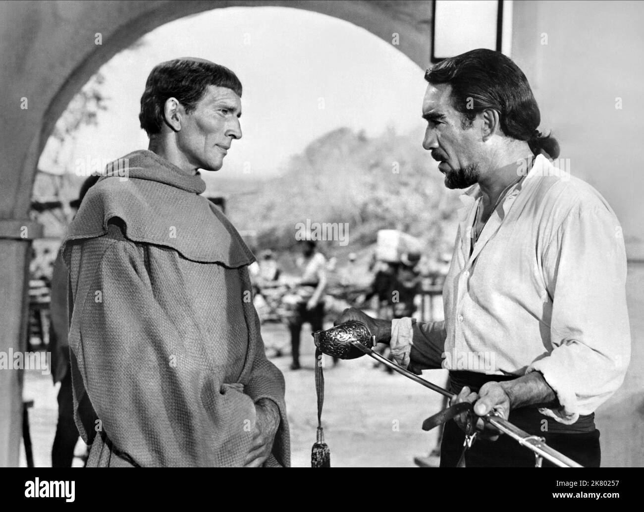Michael Rennie & Anthony Quinn Film: Seven Cities of Gold (1955) personaggi: Padre Junipero Serra, Capt. Gaspar de Portola regista: Webb 08 settembre 1955 **AVVERTENZA** questa fotografia è solo per uso editoriale ed è copyright di WENTH CENTURY FOX e/o del fotografo assegnato dalla Film o dalla Production Company e può essere riprodotta solo da pubblicazioni in concomitanza con la promozione del film di cui sopra. È richiesto un credito obbligatorio alla VOLPE DEL VENTESIMO SECOLO. Il fotografo deve essere accreditato anche quando è noto. Nessun uso commerciale può essere concesso senza autorizzazione scritta Foto Stock