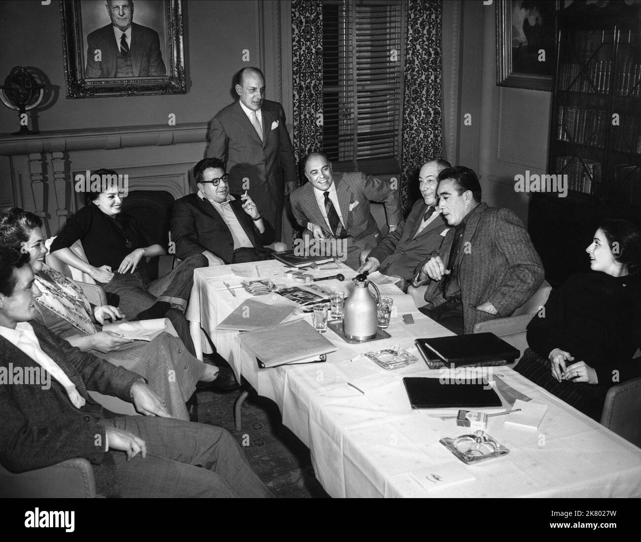 Mark Richman, Naomi Stevens, Sophia Loren, Martin Ritt & Marcelle Giresi Film: The Black Orchid (USA 1958) script Meeting presso Paramount Studios con attrice, regista, produttore e sceneggiatore regista: Martin Ritt 03 settembre 1958 **AVVERTENZA** questa fotografia è solo per uso editoriale ed è copyright di PARAMOUNT e/o del fotografo assegnato dalla Film o dalla Production Company e può essere riprodotta solo da pubblicazioni in concomitanza con la promozione del film di cui sopra. È richiesto un credito obbligatorio a PARAMOUNT. Il fotografo deve essere accreditato anche quando è noto. Non commerciale Foto Stock