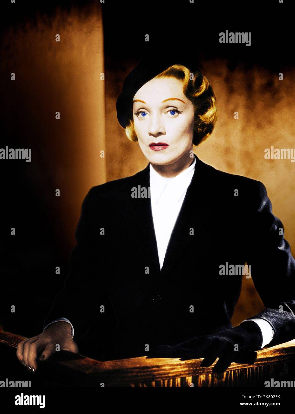 Marlene Dietrich Film: Testimone per l'accusa (USA 1957) personaggi: Christine Vole regista: Billy Wilder 17 dicembre 1957 **AVVERTENZA** questa fotografia è solo per uso editoriale ed è copyright di MGM e/o del fotografo assegnato dalla Film o dalla Production Company e può essere riprodotta solo da pubblicazioni in concomitanza con la promozione del film di cui sopra. È richiesto un credito obbligatorio a MGM. Il fotografo deve essere accreditato anche quando è noto. Nessun uso commerciale può essere concesso senza autorizzazione scritta da parte della Film Company. Foto Stock