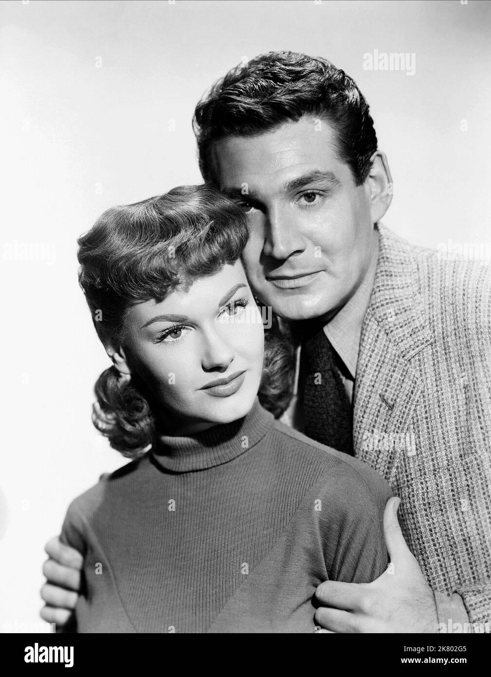 Ann Robinson & gene Barry Film: The War of the Worlds (USA 1953) personaggi: Sylvia Van Buren, Dr. Clayton Forrester regista: Byron Haskin 29 luglio 1953 **AVVERTENZA** questa fotografia è solo per uso editoriale ed è copyright di PARAMOUNT e/o del fotografo assegnato dalla Film o dalla Production Company e può essere riprodotta solo da pubblicazioni in concomitanza con la promozione del film di cui sopra. È richiesto un credito obbligatorio a PARAMOUNT. Il fotografo deve essere accreditato anche quando è noto. Nessun uso commerciale può essere concesso senza autorizzazione scritta da parte della Film Company. Foto Stock