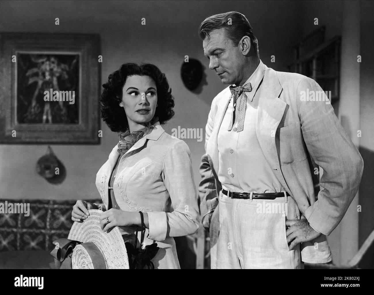 Patricia Medina & Dennis o'Keefe Film tamburi di Tahiti (1953) personaggi: Wanda Spence & 01 April 1954 **WARNING** questa fotografia è ad uso esclusivamente editoriale ed è copyright della Film Company e/o del fotografo assegnato dalla Film o Production Company e può essere riprodotta solo da pubblicazioni in concomitanza con la promozione del suddetto Film. È richiesto un credito obbligatorio alla Film Company. Il fotografo deve essere accreditato anche se conosciuto. Nessun uso commerciale può essere concesso senza l'autorizzazione scritta di The Film Company. Foto Stock