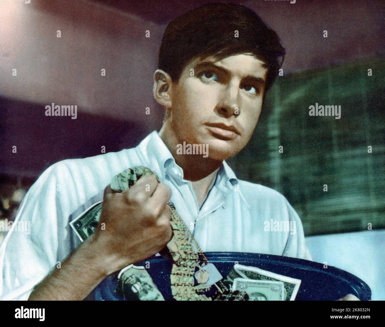 George Hamilton Film Crime & Punishment, USA (USA 1959) regista: Denis Sanders 01 May 1959 **WARNING** questa fotografia è ad uso esclusivamente editoriale ed è copyright di ARTISTI ALLEATI e/o del fotografo assegnato dalla Film o Production Company e può essere riprodotta solo da pubblicazioni in concomitanza con la promozione del suddetto Film. È richiesto un credito obbligatorio per GLI ARTISTI ALLEATI. Il fotografo deve essere accreditato anche se conosciuto. Nessun uso commerciale può essere concesso senza l'autorizzazione scritta di The Film Company. Foto Stock